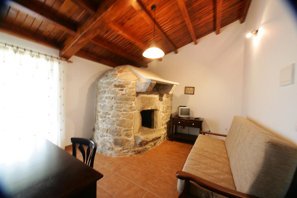 Albergue Casa Da Botica A Estrada Os Casares Habitación foto