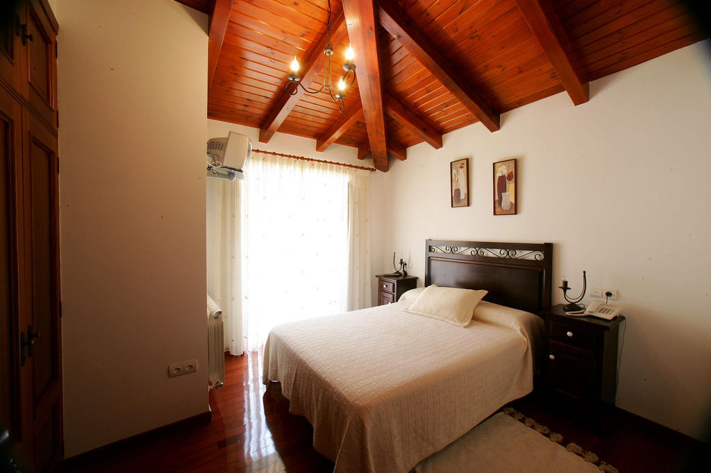 Albergue Casa Da Botica A Estrada Os Casares Habitación foto